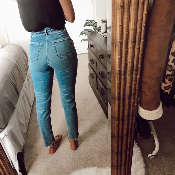Hollister Ultra High-Rise Mom Jean - Picture 2 of 6